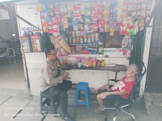 
					Dari Pintu ke Pintu, Polisi Bangun Rasa Aman Warga Kampung Rawa