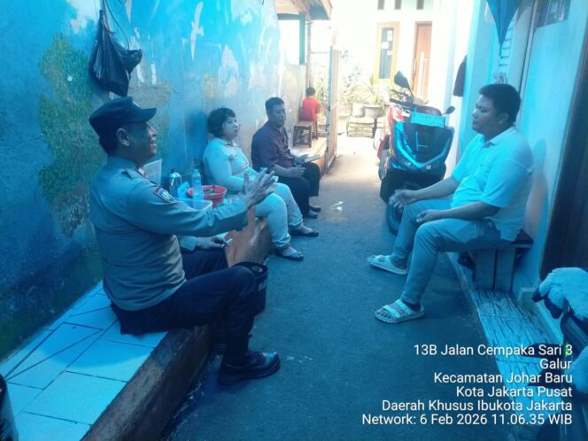 
					Bhabinkamtibmas dan Warga Duduk Bersama, Cooling System Polisi Perkuat Keamanan RW 05 Galur