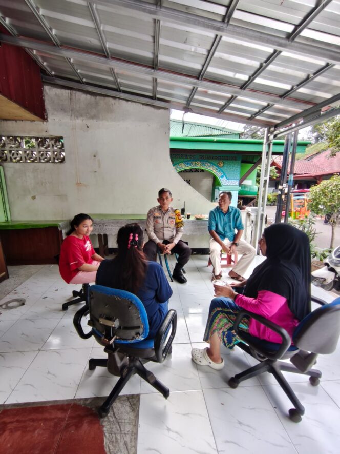 
					Pererat Kemitraan, Bhabinkamtibmas Kebon Melati Silaturahmi dengan Ketua RW 006