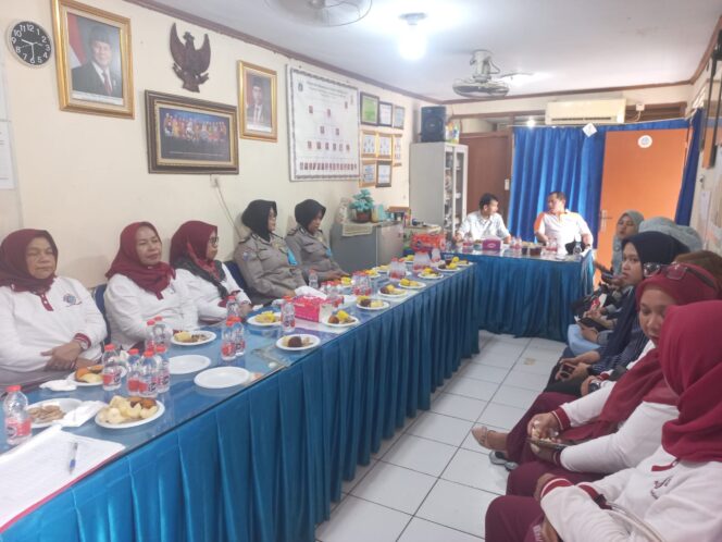 
					Polwan Jaga Jakarta Edukasi Warga RW 10 Kebon Kacang tentang KDRT dan Perlindungan Anak