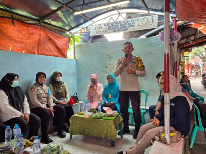 
					Bhabinkamtibmas Kebon Melati Bersama Polwan Jaga Jakarta Sosialisasikan Pencegahan KDRT dan Kekerasan Seksual