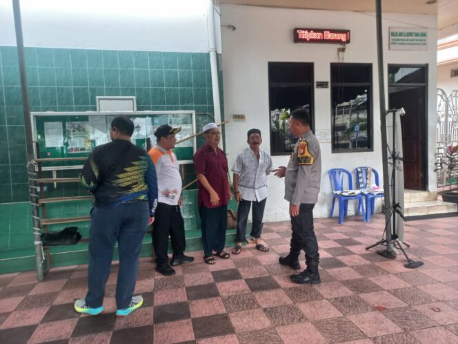 
					Bhabinkamtibmas Kebon Kacang Laksanakan Cooling System Sambang DKM Masjid Jami Al Makmur