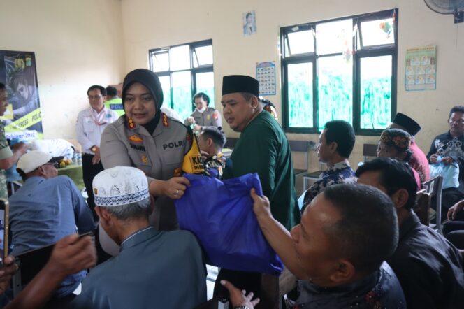 
					Perangi Narkotika Kampung Kavling, Kapolres Metro Bekasi Turun Langsung Berikan Edukasi dan Berikan 300 Paket Sembako Kepada Warga dan Tokoh Lingkungan