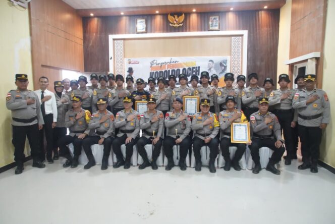 
					Kapolda Aceh Beri Penghargaan kepada Danyon Taruna Akpol dan Taruna Akpol atas Dedikasi Kemanusiaan di Aceh Tamiang