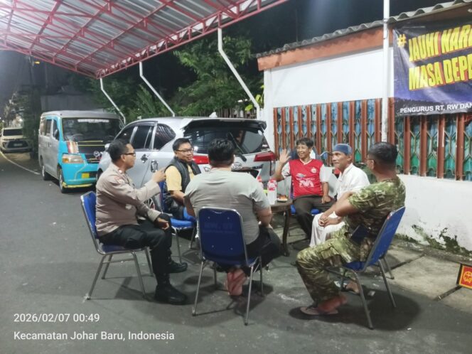 
					Jaga Malam Tetap Aman, Bhabinkamtibmas Sambangi Poskamling RW 07 Kampung Rawa
