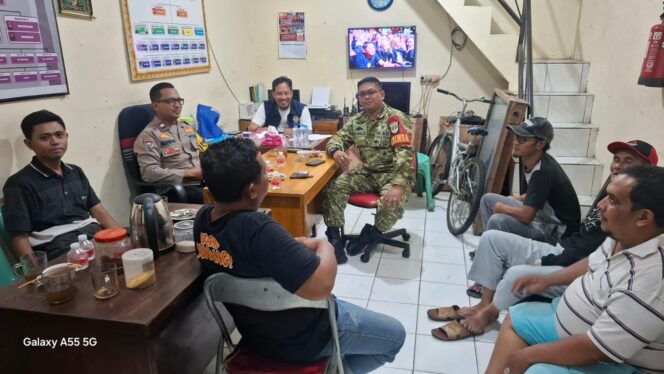 
					Gandeng Perangkat Wilayah, Bhabinkamtibmas Sambangi Poskamling RW 05 Kampung Rawa