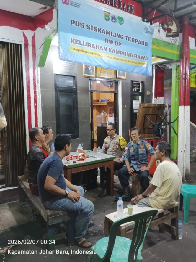
					Kunjungan Poskamling RW 02 Kampung Rawa, Bhabinkamtibmas Perkuat Keamanan Lingkungan Dini Hari