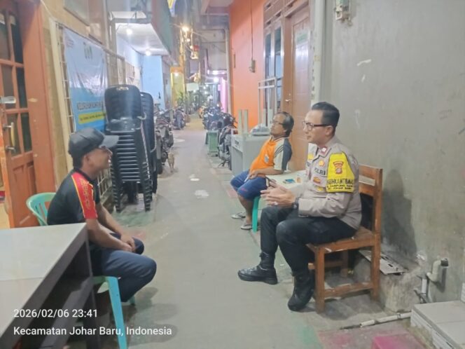 
					Sapa Malam di Pos Siskamling RW 06 Kampung Rawa, Polisi Ajak Warga Jaga Keamanan Lingkungan
