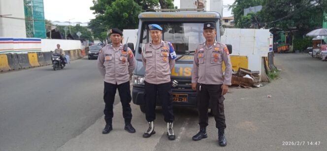 
					Patroli Wilayah Perbatasan Manggarai Tambak, Polsek Menteng Cegah Tawuran Warga