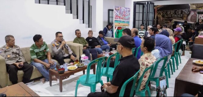 
					Kapolsek Metro Menteng Turun Langsung, Dialog Kamtibmas Bersama Warga RW 01 Menteng