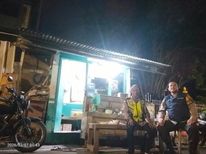 
					Bhabinkamtibmas Menteng Sambangi Satkamling Dinihari, Warga RT 10 RW 07 Diajak Jaga Keamanan