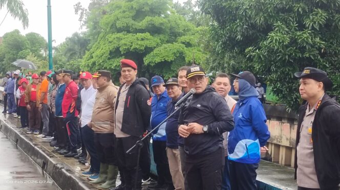 
					545 Personel Gabungan Kerja Bakti Serentak di Cempaka Putih, Wagub Rano Karno Pantau Rumah Pompa