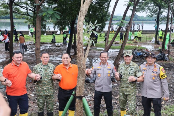 
					Kompak, TNI-Polri-Warga Jakarta bersih-bersih Waduk Cincin Papanggo; Pangdam dan Kapolda Turun Langsung.