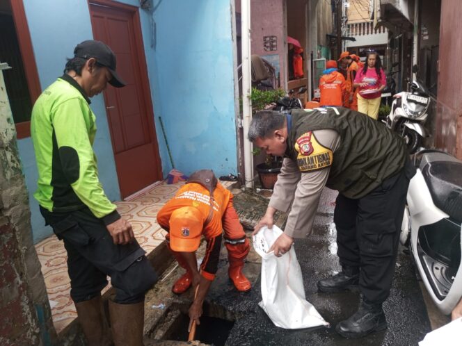 
					Bhabinkamtibmas Bersama Unsur Terkait Laksanakan Kerja Bakti Grebek Lumpur di RW 007 Karang Anyar