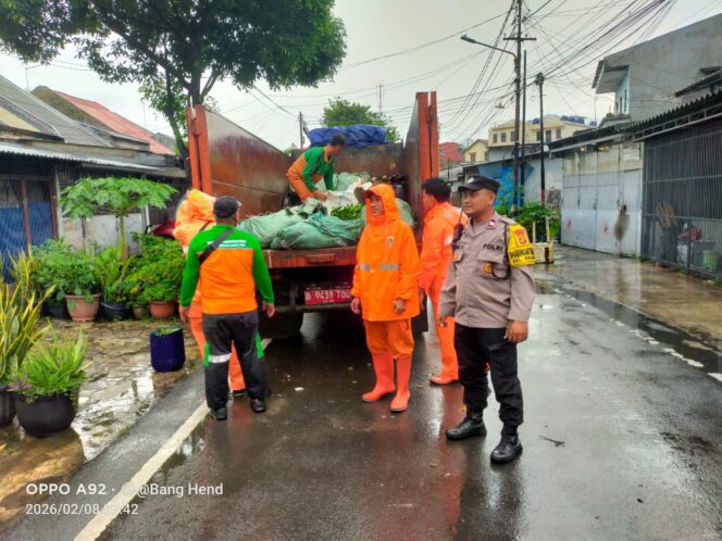
					Bhabinkamtibmas Kramat Ikut Kerja Bakti Serentak ‘Jaga Jakarta Bersih’ di Senen
