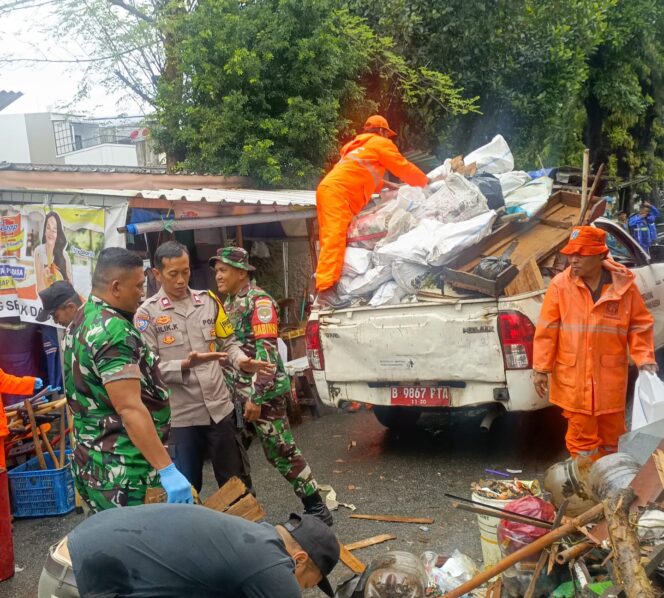 
					Bhabinkamtibmas Paseban Polsek Senen Turun Langsung Kerja Bakti Serentak ‘Jaga Jakarta Bersih’