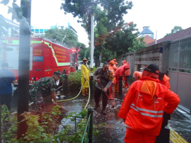 
					Bhabinkamtibmas Kenari Bersama Tiga Pilar Gelar Apel Grebek Lumpur dan Kerja Bakti ‘Jaga Jakarta Bersih’ di Senen