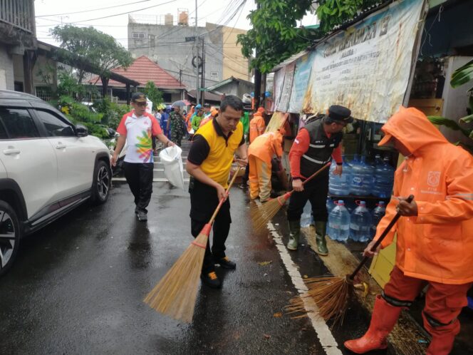 
					Bhabinkamtibmas Kwitang Ikut Kerja Bakti Serentak ‘Jaga Jakarta Bersih’ di Senen