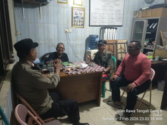 
					Polri Hadir di Tengah Warga, Bhabinkamtibmas Sambangi Pos Kamling RW 06 Galur