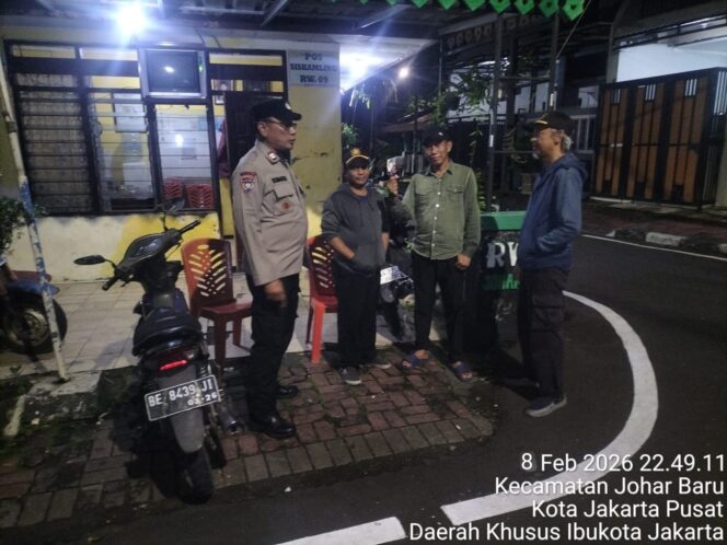 
					Pastikan Malam Tetap Aman, Polisi Sambangi Pos Kamling RW 09 Johar Baru