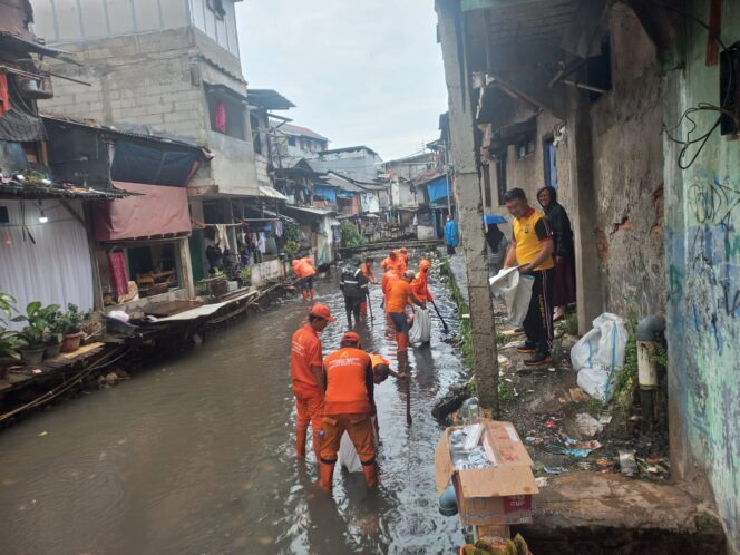 
					Polsek Metro Tanah Abang Bersama Tiga Pilar Gelar Kerja Bakti Jaga Jakarta Bersih di Anak Kali Krukut