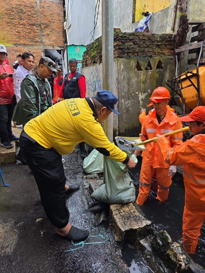
					Antisipasi Genangan Air, Bhabinkamtibmas Bersama Tiga Pilar Gelar Grebek Lumpur di Kelurahan Petamburan