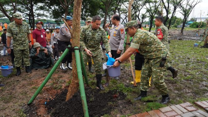 
					Hujan Tak Surutkan Semangat, Tiga Pilar Bersama Warga Jakarta Utara Gelar Karya Bhakti Bersih Lingkungan