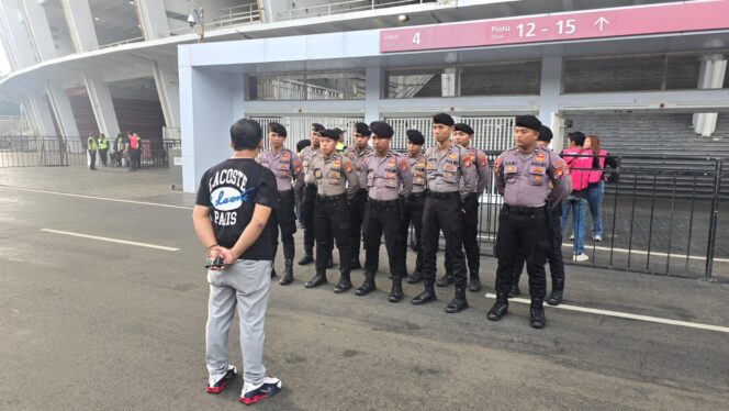 
					Personel Zona 4 Siaga Amankan Pertandingan Persija Jakarta vs Arema Malang FC