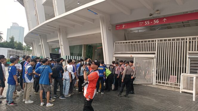 
					Personel Zona 3 Gelar Apel dan Amankan Laga Sepak Bola Persija vs Arema di Senayan