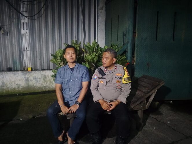 
					Polri dan Awak Kamling Patroli Jalan Kaki, Perkuat Keamanan Lingkungan Mangga Dua Selatan