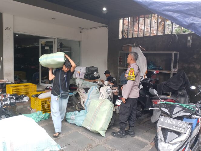 
					Sambang Polri dan Pemantauan Gudang Jasa Paket Di Kartini” Wujud Deteksi