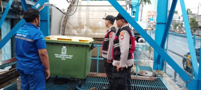 
					Personel Polsek Sawah Besar Lakukan Pengecekan Ketinggian Air Kali Ciliwung, Status Masih Normal
