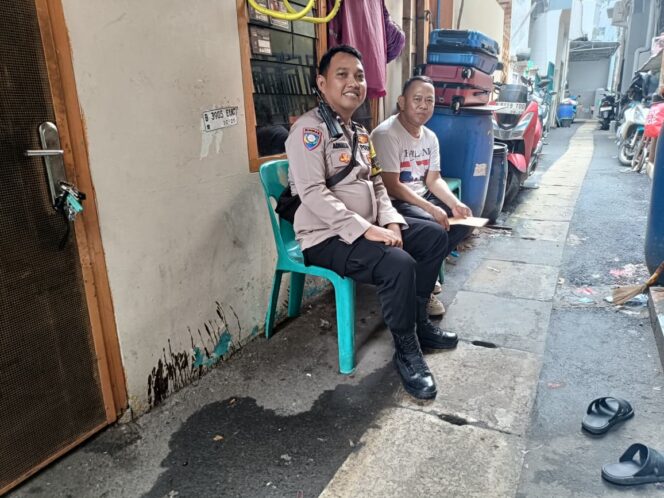 
					Bhabinkamtibmas Gunung Sahari Utara Sambangi Ketua RW, Sampaikan Imbauan Kamtibmas