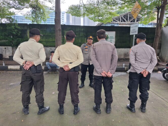 
					Polisi Gelar Apel Pelayanan Aksi Unjuk Rasa di Gedung Sahid Sudirman Center Jakarta Pusat