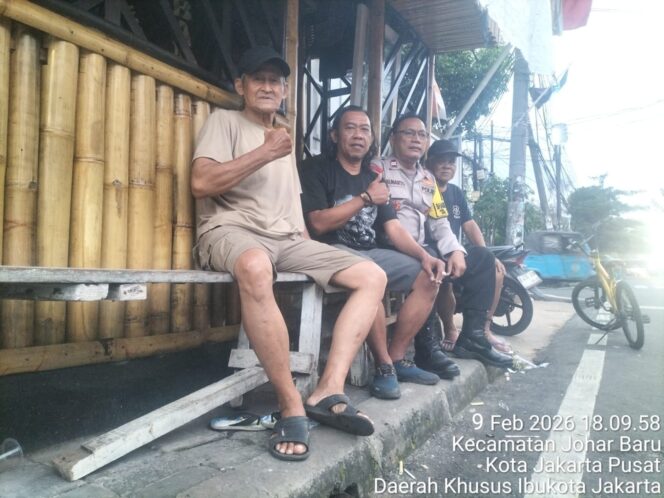 
					Sore Hari Bersama Warga, Polisi Perkuat Cooling System di RW 01 Johar Baru