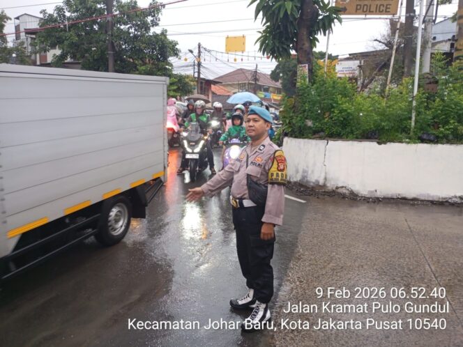 
					Pastikan Arus Pagi Lancar, Polsek Johar Baru Intensifkan Pengaturan Lalu Lintas