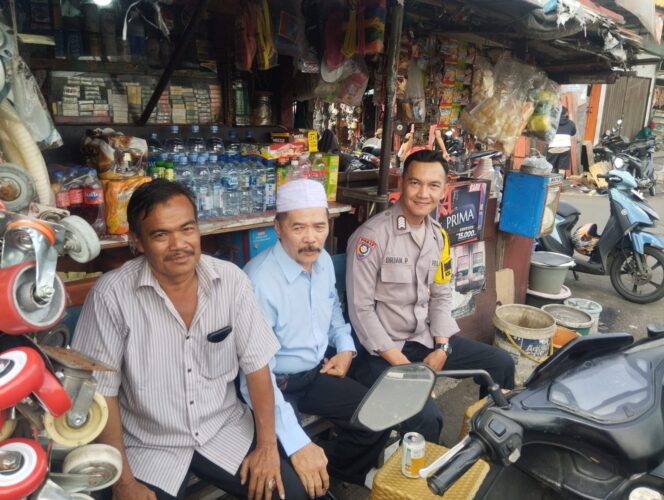 
					Bhabinkamtibmas Sambangi Pedagang Pasar Poncol, Sampaikan Himbauan Kamtibmas