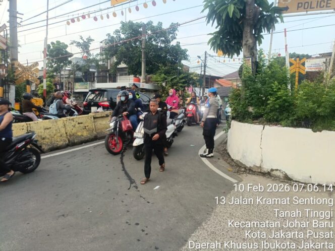 
					Polsek Johar Baru Laksanakan Pengaturan Lalu Lintas Pagi, Arus Kendaraan Terpantau Lancar