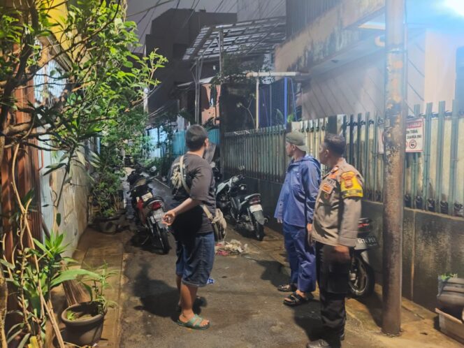 
					Sinergi Polisi dan Warga, Bhabinkamtibmas Bendungan Hilir Aktifkan Siskamling RT 05/01 Malam Hari