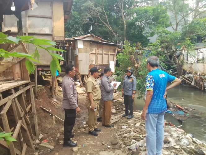
					Cegah Dampak Banjir, Bhabinkamtibmas Kawal Pendataan Permukiman di Kali Krukut