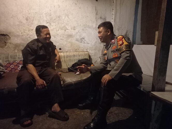 
					Polri Hadir di Tengah Warga, Sambang Satkamling RW 02 Kebon Kacang Berjalan Kondusif