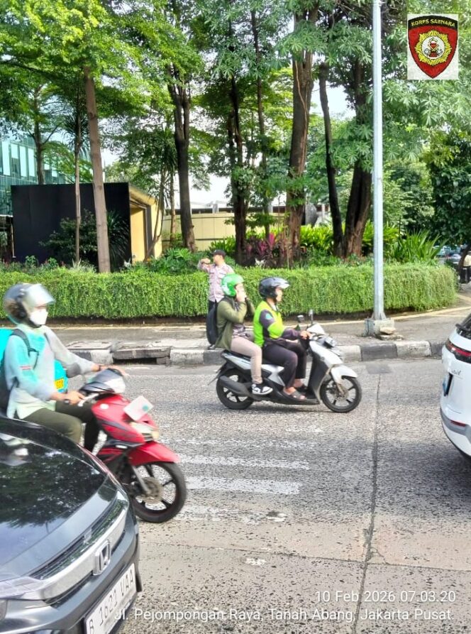 
					Anggota Polsek Metro Tanah Abang Laksanakan Strong Point Pagi di TL Pejompongan, Arus Lalu Lintas Terpantau Lancar