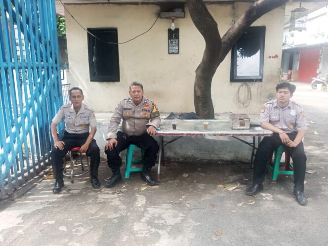 
					Bhabinkamtibmas Karang Anyar Lakukan Pembinaan Satpam dan Himbauan Kamtibmas di Komplek