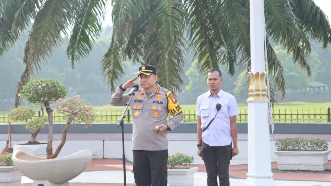 
					1.060 Personel Gabungan Layani Aksi dari Perkumpulan Guru Madrasah (PGM) Indonesia di depan Gedung DPR/MPR RI