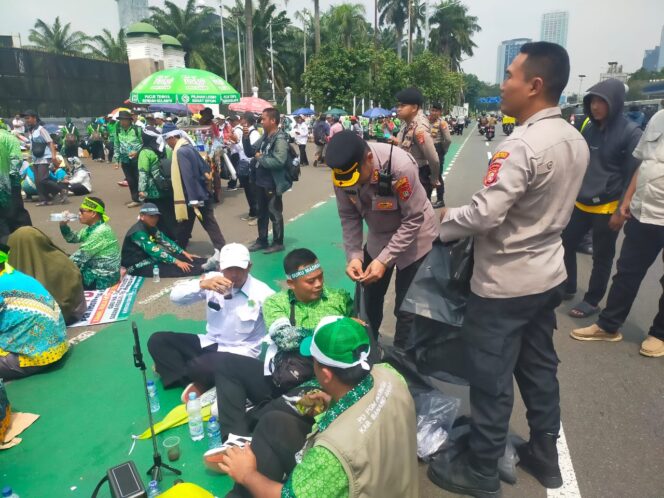 
					Pelayanan Humanis Polisi di Aksi Guru Madrasah, Bagikan Roti hingga Air Mineral