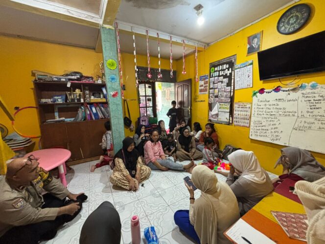
					Bhabinkamtibmas Kampung Bali Berikan Parenting kepada Wali Murid PAUD Kejora