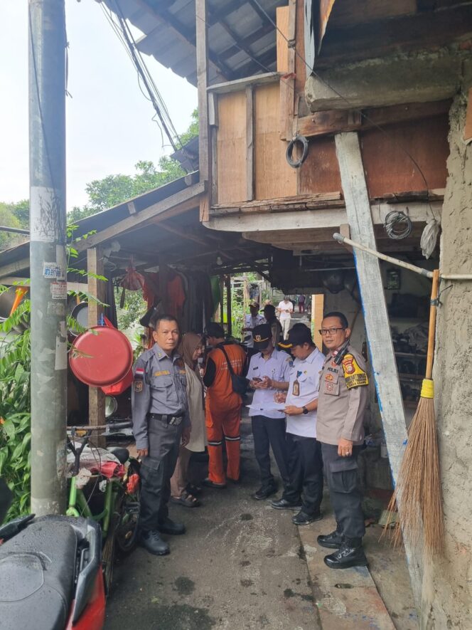 
					Sinergi Tiga Pilar Kawal Pendataan Bangunan Bantaran Kali Krukut di Karet Tengsin