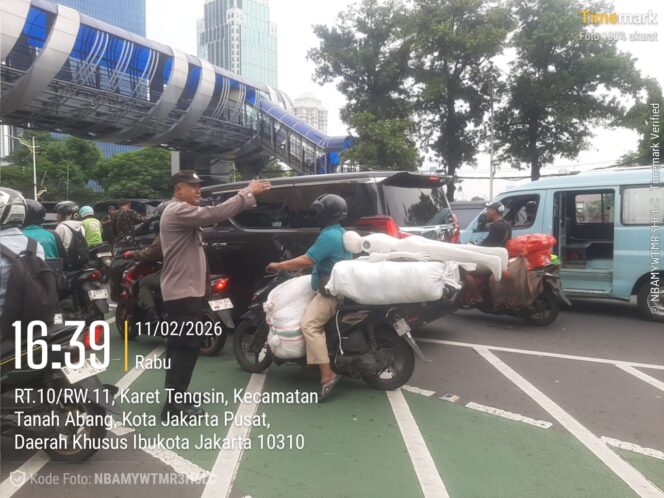 
					Strong Point Sore Hari, Polsek Metro Tanah Abang Atur Lalu Lintas di Pertigaan Karet Pasar Baru V Karet Tengsin