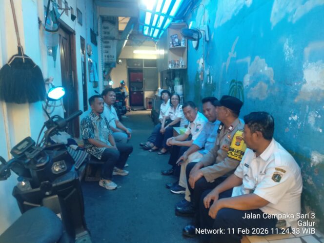 
					Polisi Sambangi Warga RW 05 Galur, Perkuat Deteksi Dini Gangguan Kamtibmas