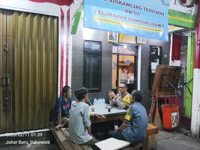 
					Bhabinkamtibmas Sambangi Pos Siskamling RW 02 Kampung Rawa, Perkuat Keamanan Lingkungan